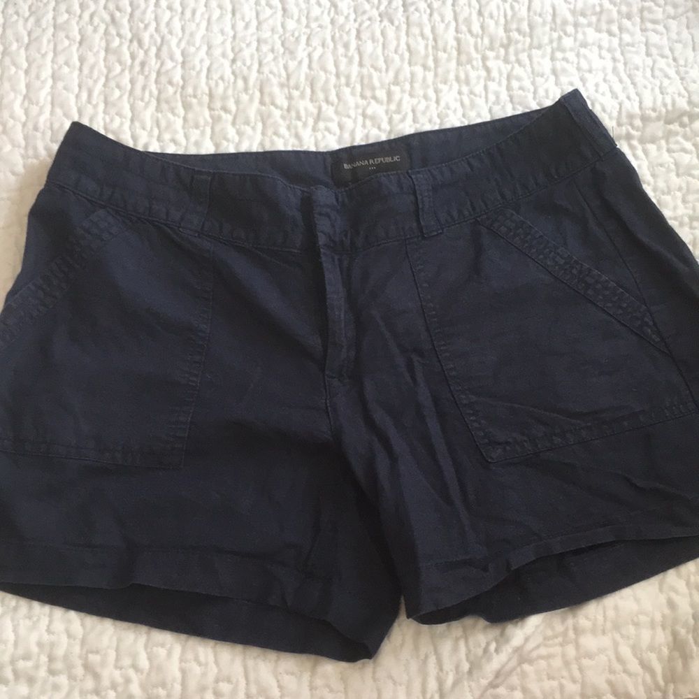 824-Banana Republic size 6 linen navy blue shorts